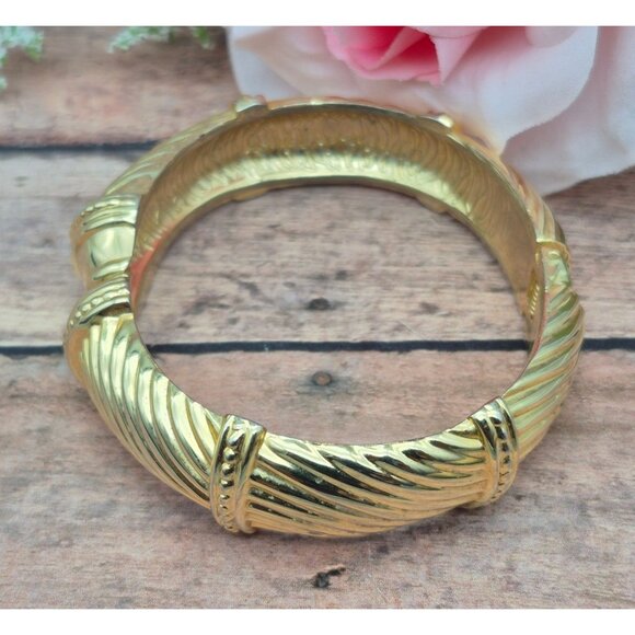 Cute Gold Tone Textured Hinged Bangle Bracelet Classic Statement MINT - Picture 6 of 8